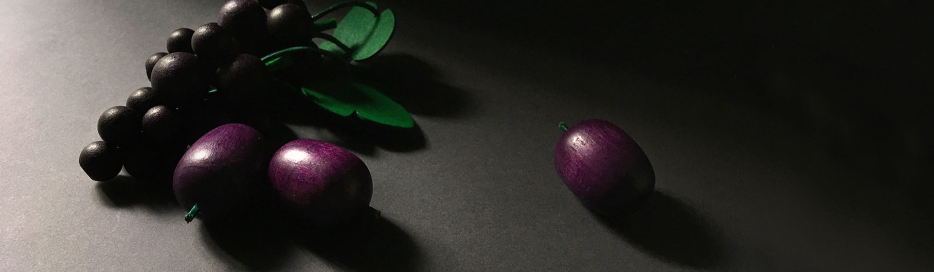 Wooden pretend role play food shop: Grapes purple red Fruit Erzi play kitchen 